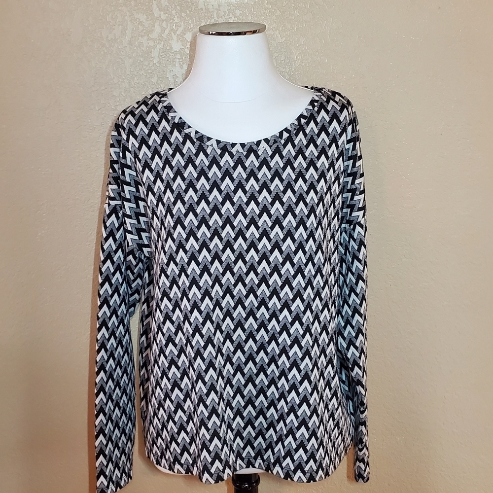 H&M Women's Black and White Chevron Herringbone Top - Picture 1 of 5